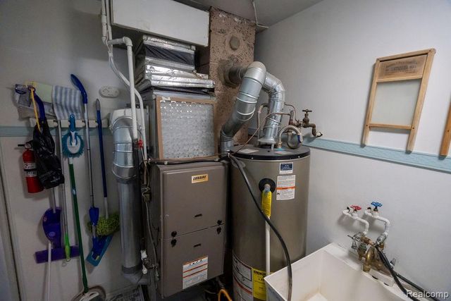 2040 Paris Avenue, Lincoln Park, MI 48146