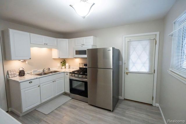 2040 Paris Avenue, Lincoln Park, MI 48146