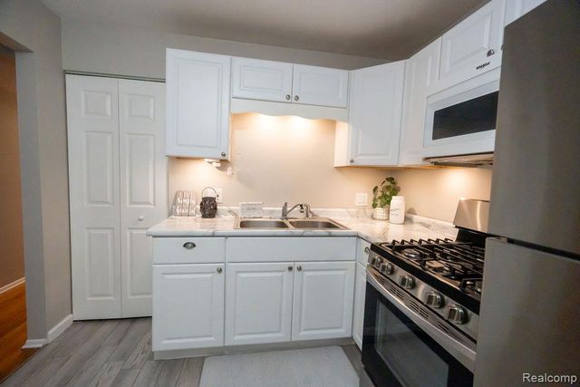 2040 Paris Avenue, Lincoln Park, MI 48146