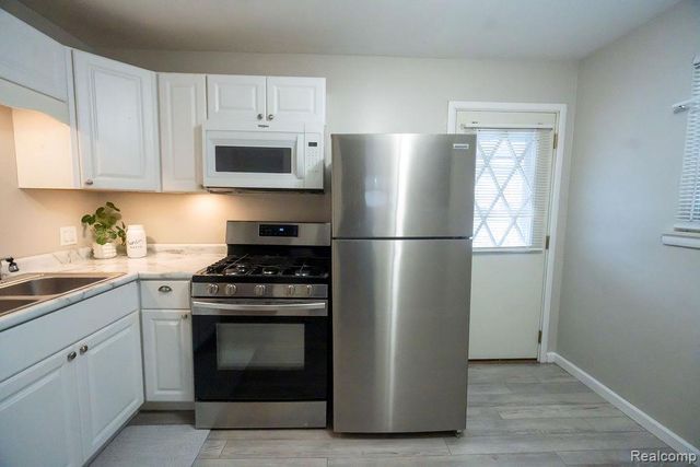 2040 Paris Avenue, Lincoln Park, MI 48146