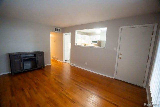 2040 Paris Avenue, Lincoln Park, MI 48146