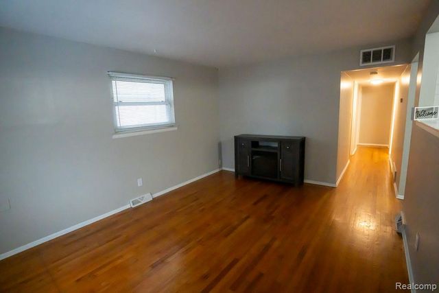 2040 Paris Avenue, Lincoln Park, MI 48146