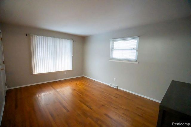 2040 Paris Avenue, Lincoln Park, MI 48146