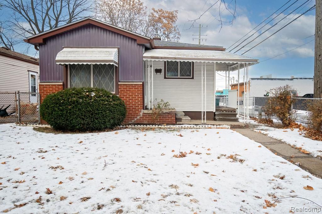 2040 Paris Avenue, Lincoln Park, MI 48146