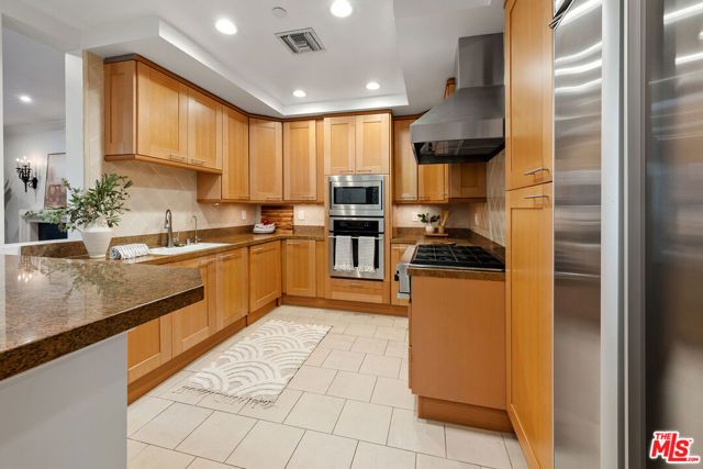 411 N Oakhurst Drive 305, Beverly Hills, CA 90210