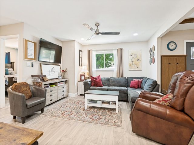 875 Lovers Lane, Grapevine, TX 76051