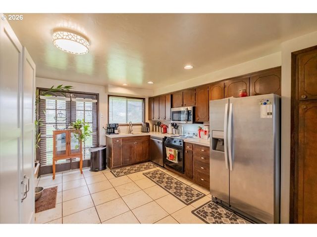 1360 SUNSET Ln, Sweet Home, OR 97386