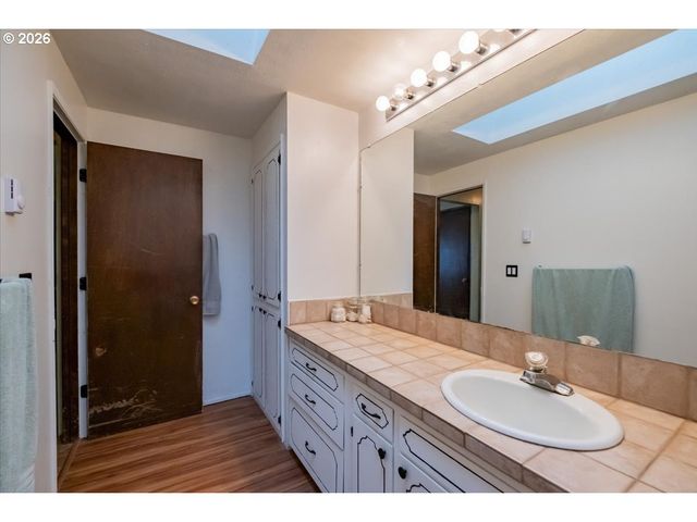 1360 SUNSET Ln, Sweet Home, OR 97386