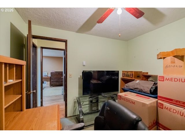 1360 SUNSET Ln, Sweet Home, OR 97386