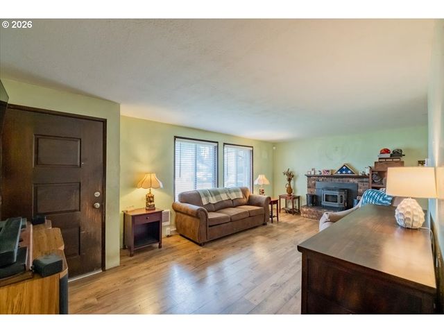 1360 SUNSET Ln, Sweet Home, OR 97386