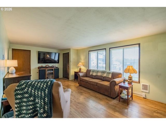 1360 SUNSET Ln, Sweet Home, OR 97386