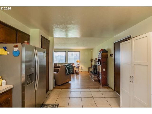 1360 SUNSET Ln, Sweet Home, OR 97386