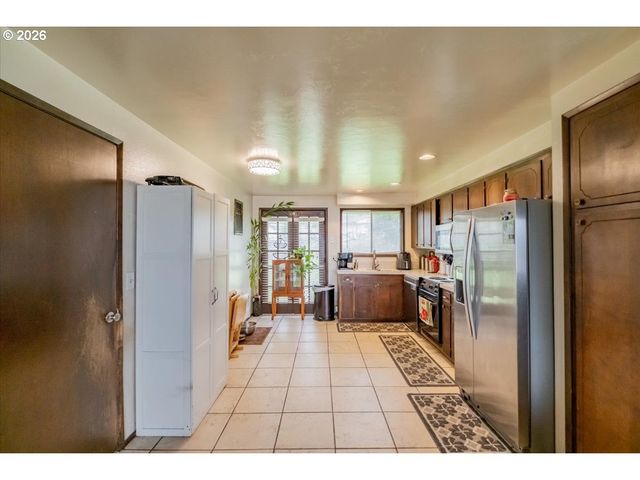 1360 SUNSET Ln, Sweet Home, OR 97386