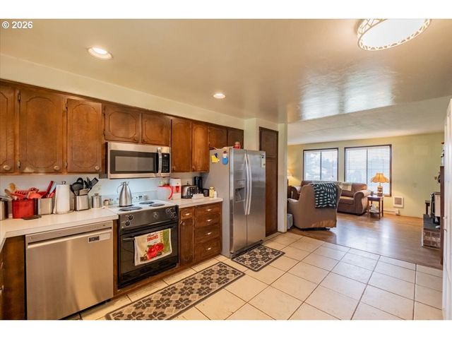 1360 SUNSET Ln, Sweet Home, OR 97386