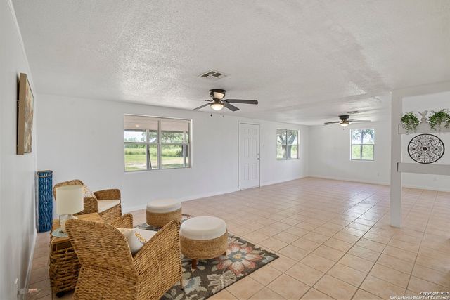 128 Live Oak Ln, Sandia, TX 78383