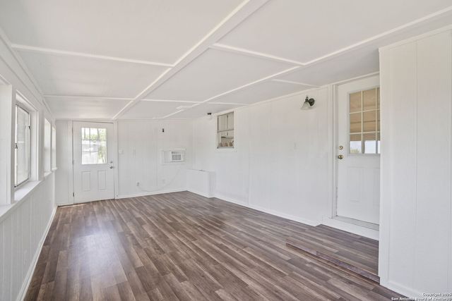 128 Live Oak Ln, Sandia, TX 78383