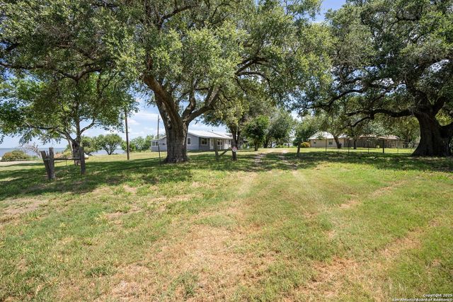 128 Live Oak Ln, Sandia, TX 78383