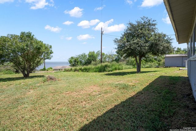 128 Live Oak Ln, Sandia, TX 78383