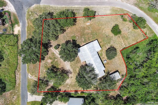 128 Live Oak Ln, Sandia, TX 78383