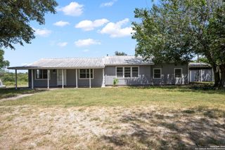 128 Live Oak Ln, Sandia, TX 78383