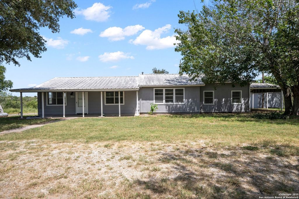 128 Live Oak Ln, Sandia, TX 78383