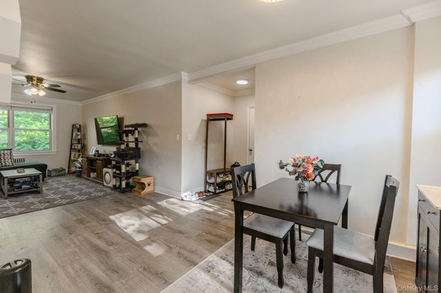 17 Edwards St 2A, Roslyn Heights, NY 11577