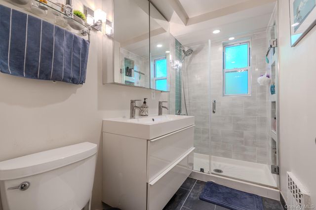 17 Edwards St 2A, Roslyn Heights, NY 11577