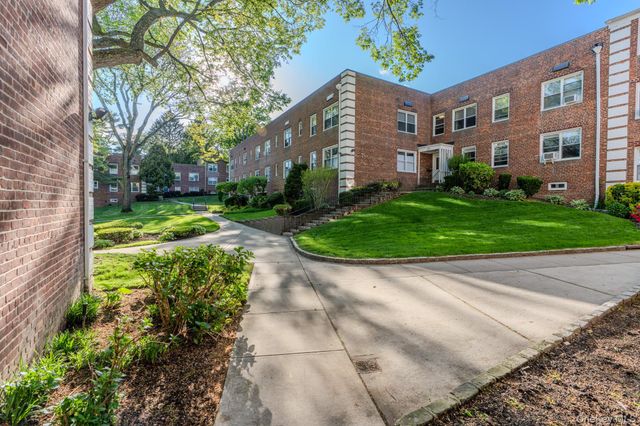17 Edwards St 2A, Roslyn Heights, NY 11577