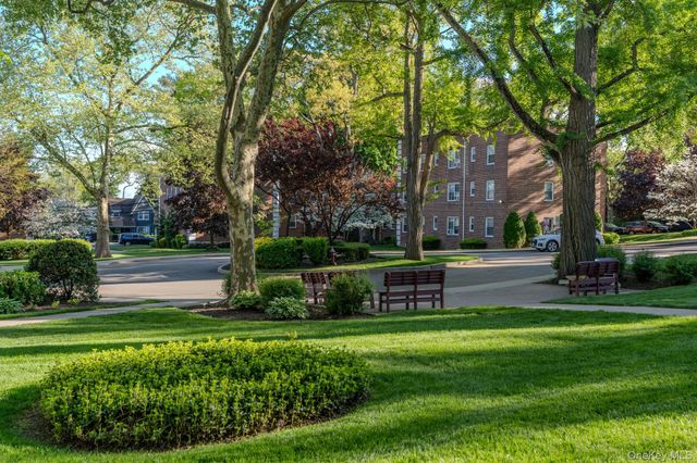 17 Edwards St 2A, Roslyn Heights, NY 11577