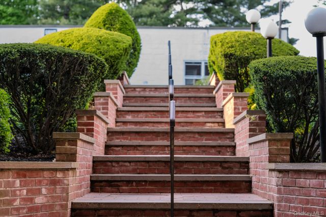 17 Edwards St 2A, Roslyn Heights, NY 11577