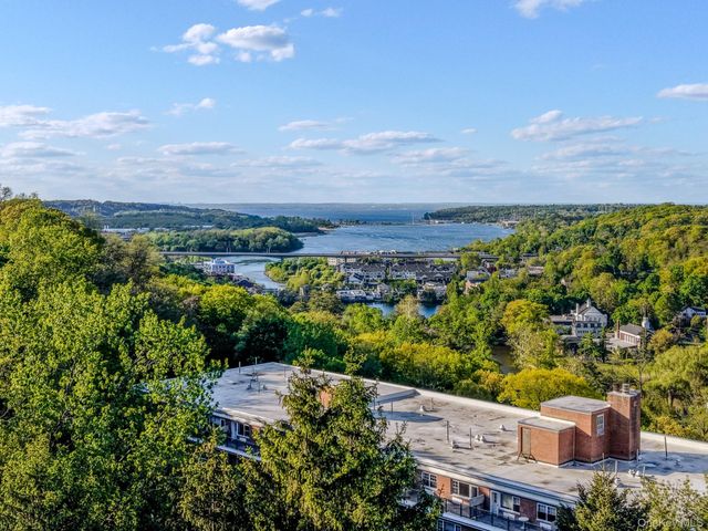 17 Edwards St 2A, Roslyn Heights, NY 11577