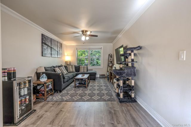 17 Edwards St 2A, Roslyn Heights, NY 11577
