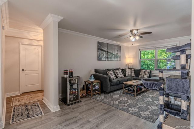 17 Edwards St 2A, Roslyn Heights, NY 11577