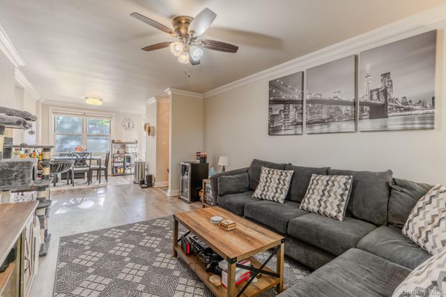 17 Edwards St 2A, Roslyn Heights, NY 11577