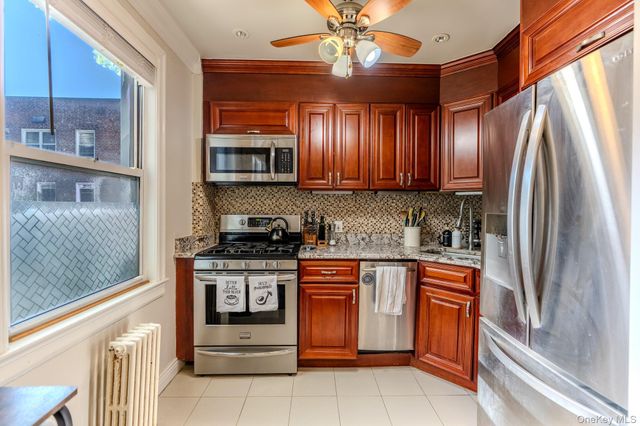 17 Edwards St 2A, Roslyn Heights, NY 11577