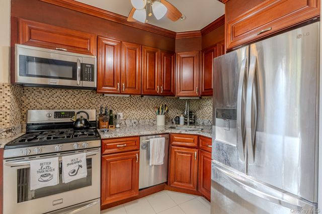 17 Edwards St 2A, Roslyn Heights, NY 11577