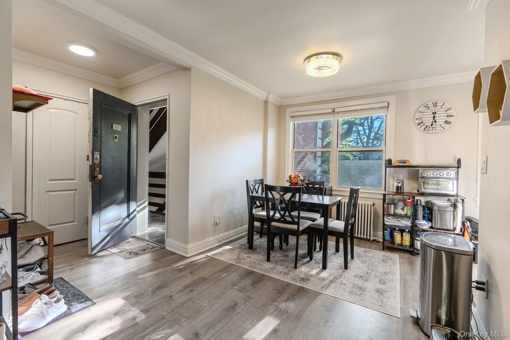 17 Edwards St 2A, Roslyn Heights, NY 11577