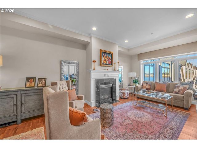 707 N HAYDEN ISLAND Dr 408, Portland, OR 97217