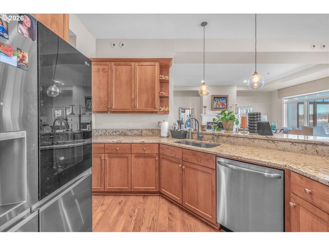 707 N HAYDEN ISLAND Dr 408, Portland, OR 97217