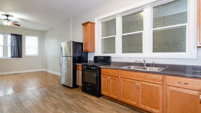 915 W 32nd Street 3F, Chicago, IL 60608