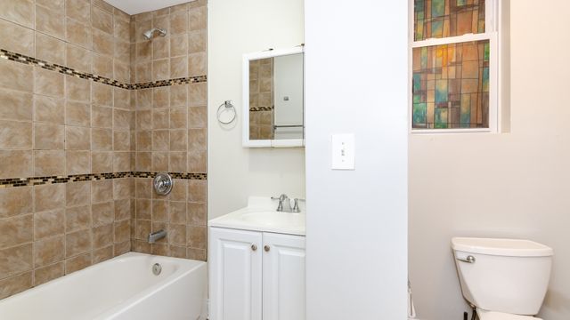 915 W 32nd Street 3F, Chicago, IL 60608