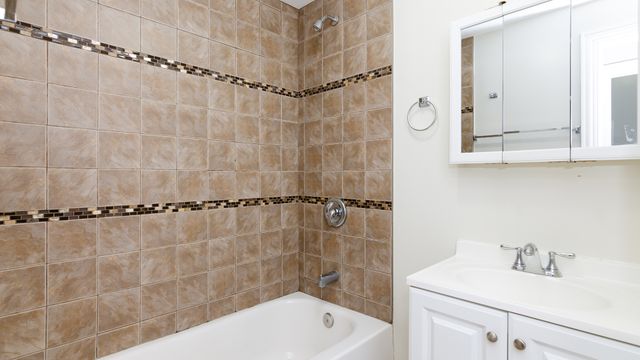 915 W 32nd Street 3F, Chicago, IL 60608