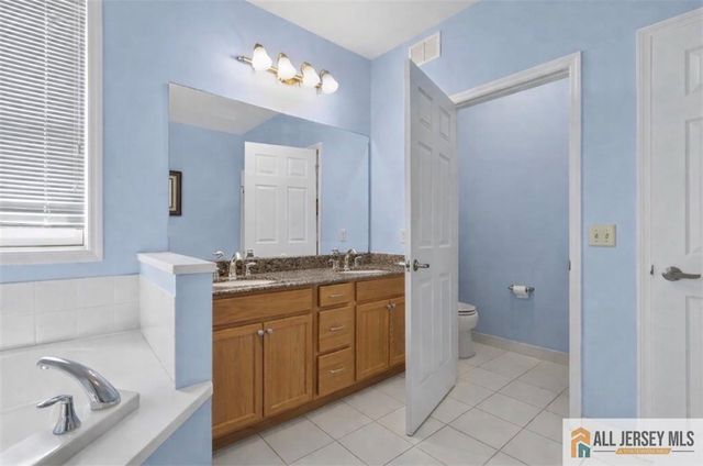 315 Regency Place 315, Woodbridge Proper, NJ 07095