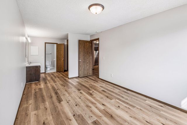 4009 Heritage Hills Drive 207, Bloomington, MN 55437