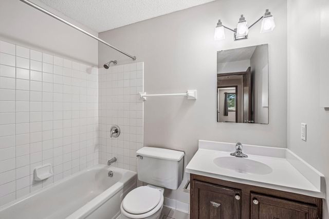 4009 Heritage Hills Drive 207, Bloomington, MN 55437