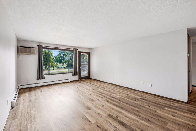 4009 Heritage Hills Drive 207, Bloomington, MN 55437