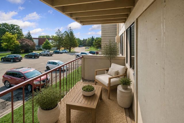4009 Heritage Hills Drive 207, Bloomington, MN 55437