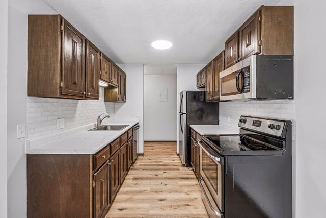 4009 Heritage Hills Drive 207, Bloomington, MN 55437