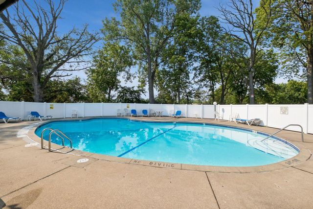 4009 Heritage Hills Drive 207, Bloomington, MN 55437