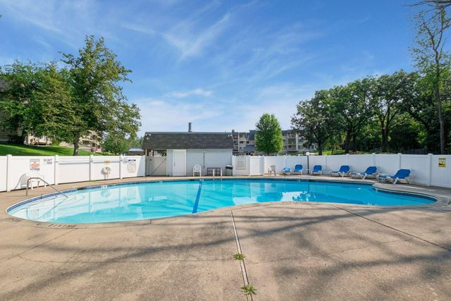 4009 Heritage Hills Drive 207, Bloomington, MN 55437